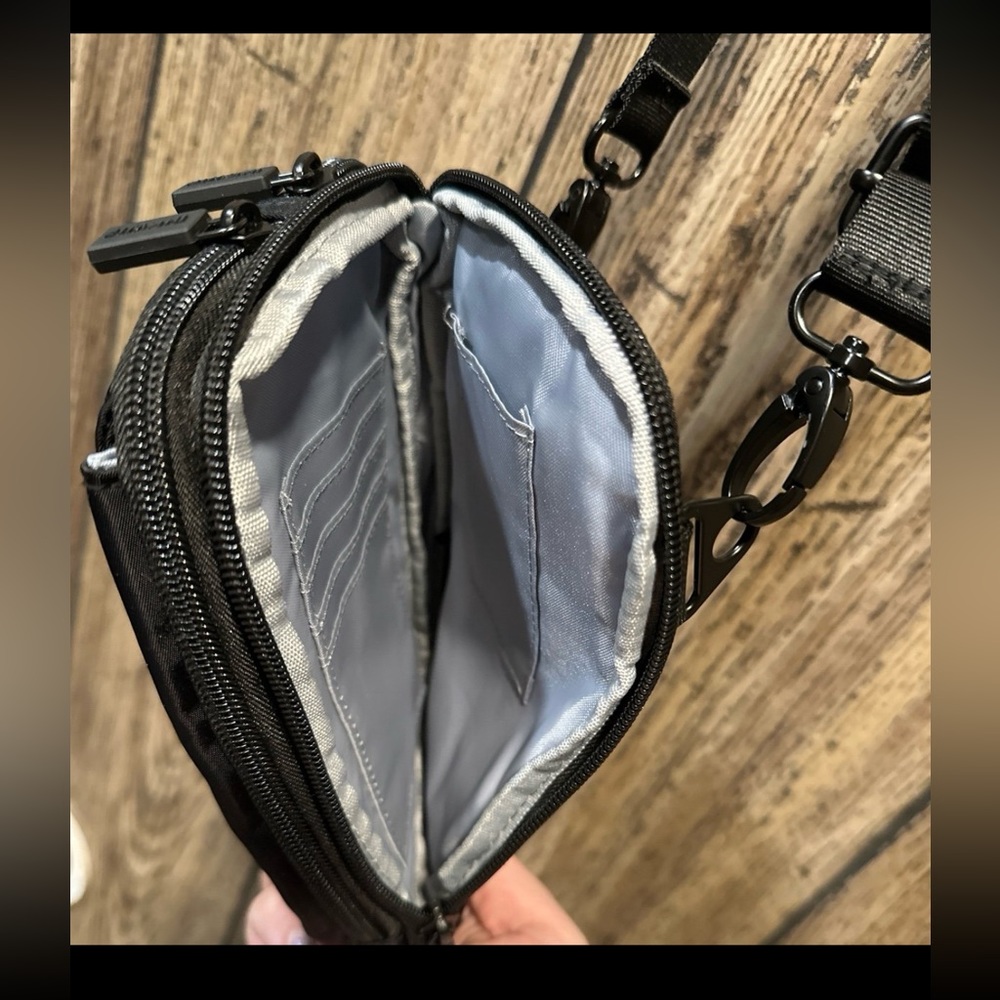IHKWIP THE EVERYDAY ESSENTIALS CROSSBODY BAG - Picture 4 of 8